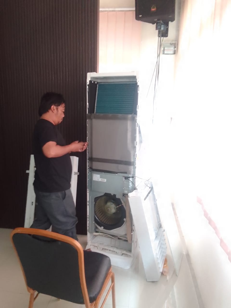Teknisi AC profesional sedang bekerja